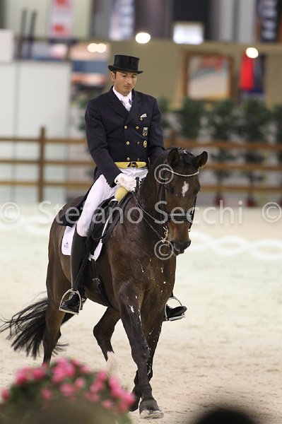 LAUGKS_MEGGLE\'S WELTTALL_MILANO_2011_SS3_9886.jpg